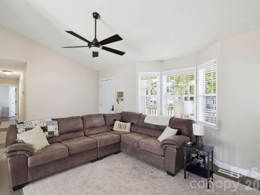21 Oak Meadow Lane, Thomasville, NC 27360.  MLS# CAR4422187, YatesRealty ID 49316. 