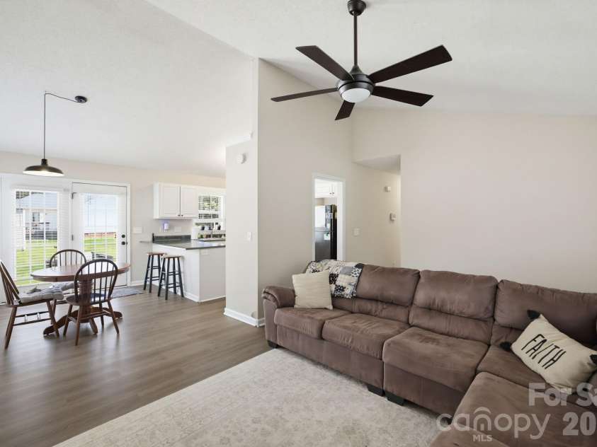 21 Oak Meadow Lane, Thomasville, NC 27360.  MLS# CAR4422187, YatesRealty ID 49316. 