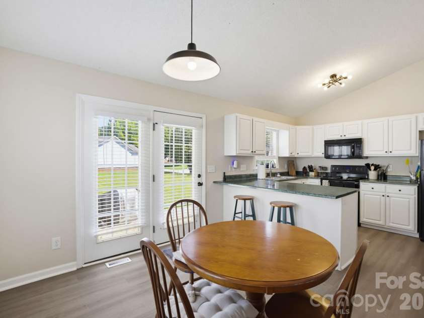 21 Oak Meadow Lane, Thomasville, NC 27360.  MLS# CAR4422187, YatesRealty ID 49316. 