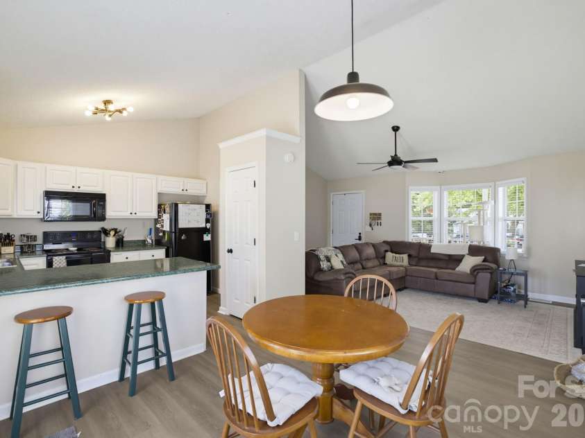 21 Oak Meadow Lane, Thomasville, NC 27360.  MLS# CAR4422187, YatesRealty ID 49316. 