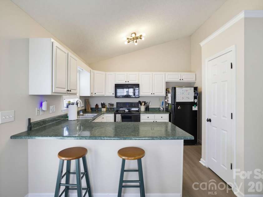 21 Oak Meadow Lane, Thomasville, NC 27360.  MLS# CAR4422187, YatesRealty ID 49316. 