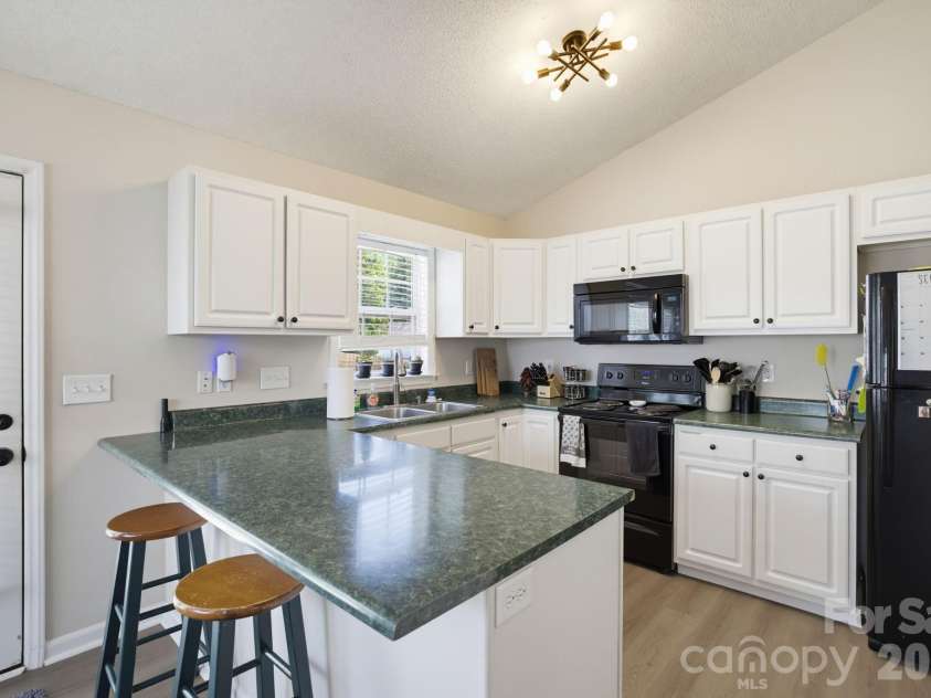 21 Oak Meadow Lane, Thomasville, NC 27360.  MLS# CAR4422187, YatesRealty ID 49316. 