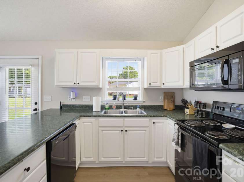 21 Oak Meadow Lane, Thomasville, NC 27360.  MLS# CAR4422187, YatesRealty ID 49316. 