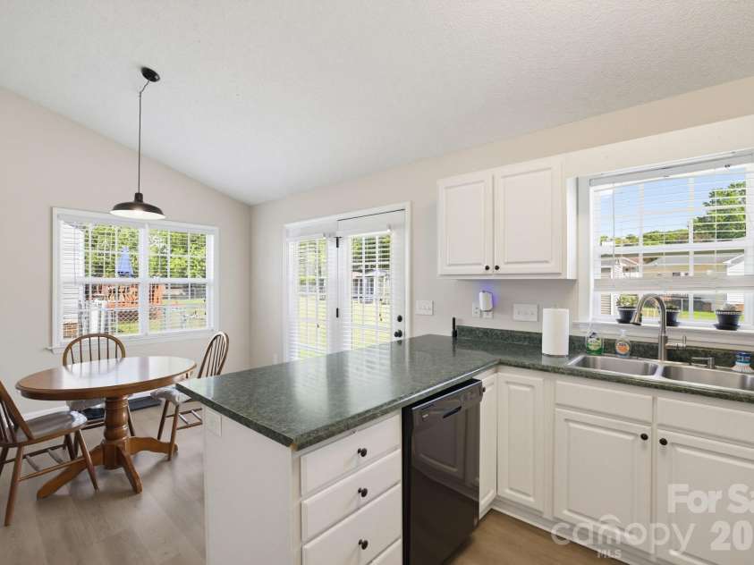 21 Oak Meadow Lane, Thomasville, NC 27360.  MLS# CAR4422187, YatesRealty ID 49316. 