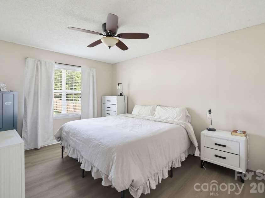 21 Oak Meadow Lane, Thomasville, NC 27360.  MLS# CAR4422187, YatesRealty ID 49316. 