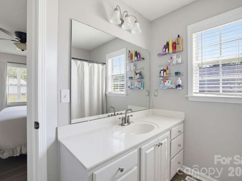 21 Oak Meadow Lane, Thomasville, NC 27360.  MLS# CAR4422187, YatesRealty ID 49316. 