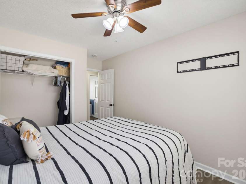 21 Oak Meadow Lane, Thomasville, NC 27360.  MLS# CAR4422187, YatesRealty ID 49316. 