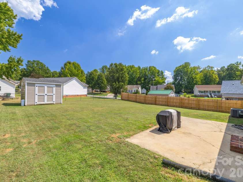 21 Oak Meadow Lane, Thomasville, NC 27360.  MLS# CAR4422187, YatesRealty ID 49316. 