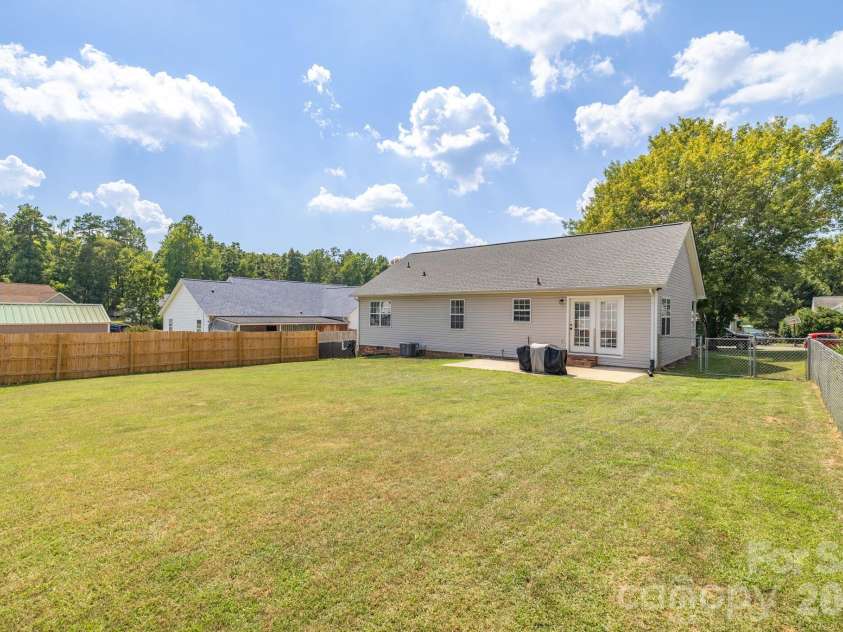 21 Oak Meadow Lane, Thomasville, NC 27360.  MLS# CAR4422187, YatesRealty ID 49316. 