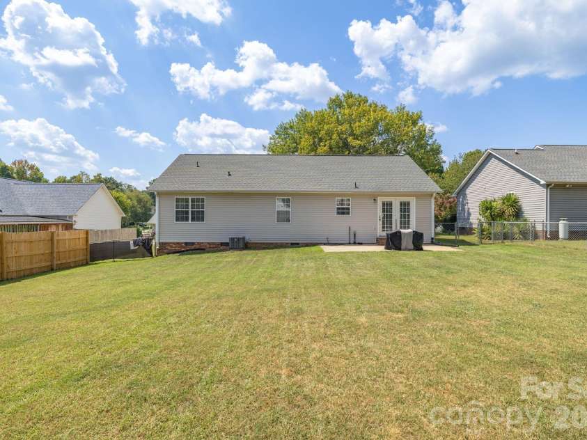 21 Oak Meadow Lane, Thomasville, NC 27360.  MLS# CAR4422187, YatesRealty ID 49316. 