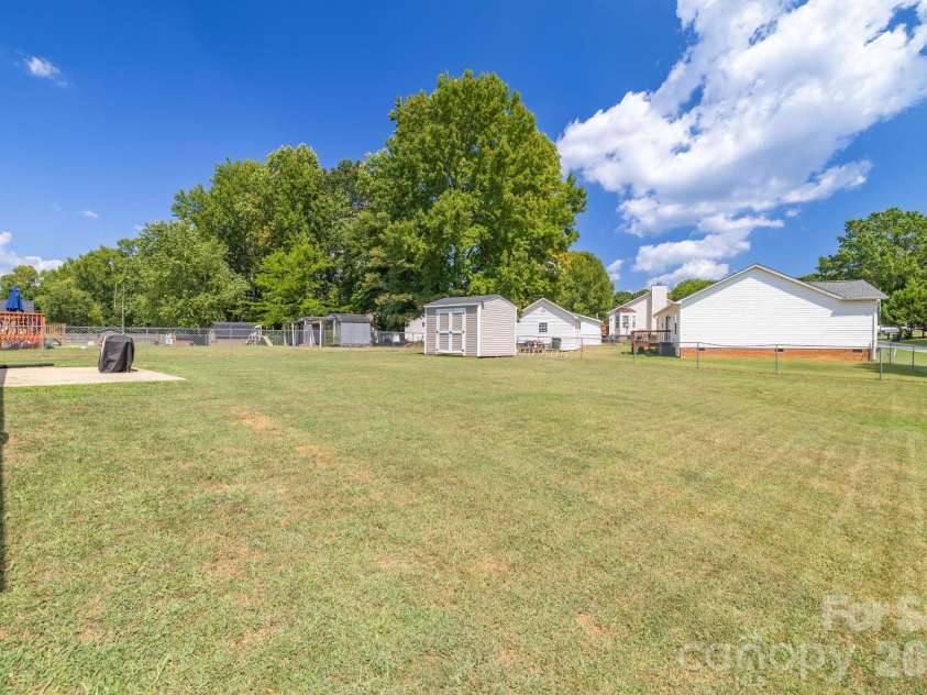 21 Oak Meadow Lane, Thomasville, NC 27360.  MLS# CAR4422187, YatesRealty ID 49316. 