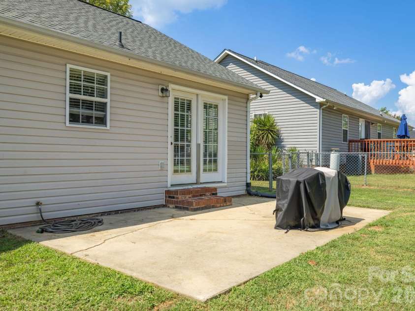 21 Oak Meadow Lane, Thomasville, NC 27360.  MLS# CAR4422187, YatesRealty ID 49316. 