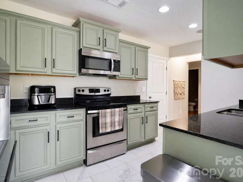 612 Colony Lakes Drive, Lexington, SC 29073.  MLS# CAR4421826, YatesRealty ID 49318. 