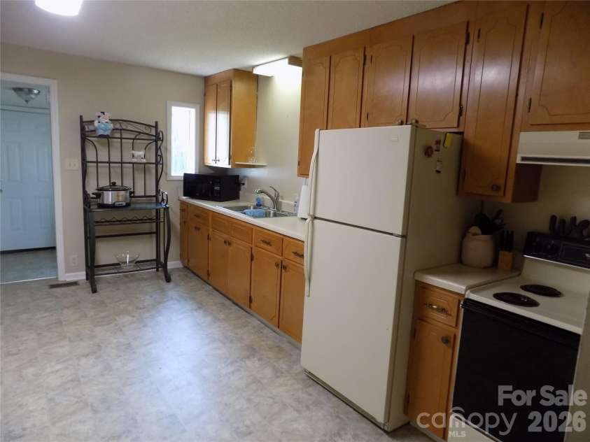 201 Horsley Avenue, Belmont, NC 28012.  MLS# CAR4422333, YatesRealty ID 49321. Kitchen
