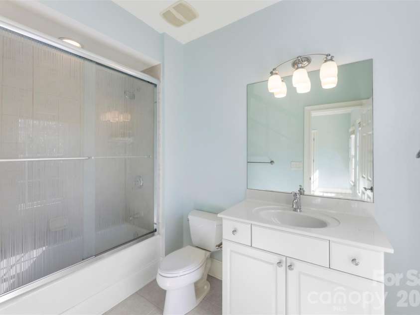 8928 Heydon Hall Circle, Charlotte, NC 28210.  MLS# CAR4297775, YatesRealty ID 49323. Guest bath