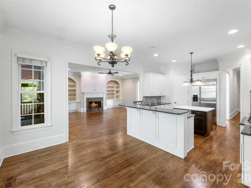 8928 Heydon Hall Circle, Charlotte, NC 28210.  MLS# CAR4297775, YatesRealty ID 49323. Large kitchen with everyday eating area