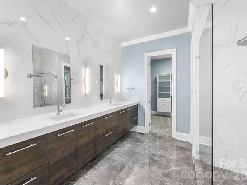 8928 Heydon Hall Circle, Charlotte, NC 28210.  MLS# CAR4297775, YatesRealty ID 49323. Updated Primary Bath