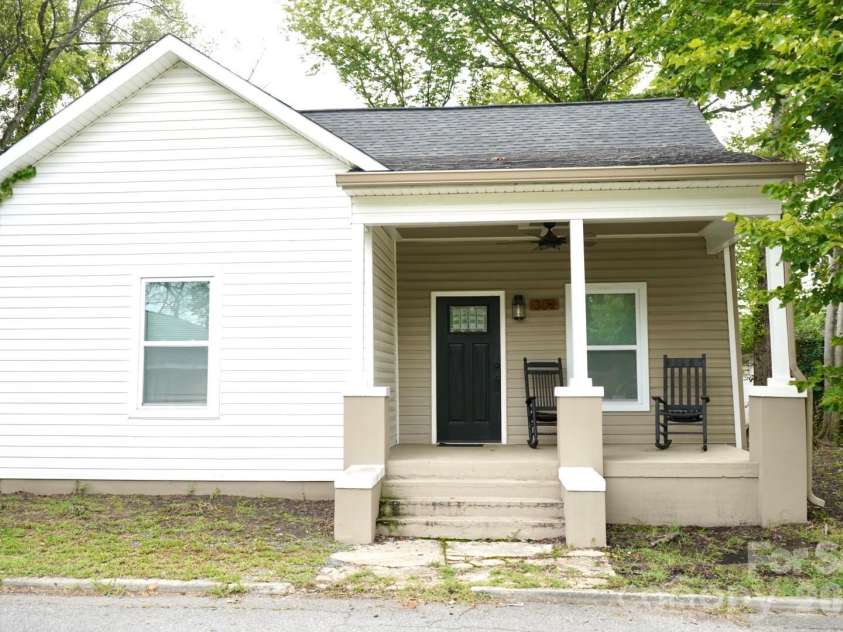 302 Cedar Street, Lancaster, SC 29720.  MLS# CAR4422336, YatesRealty ID 49328. 