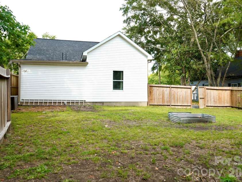 302 Cedar Street, Lancaster, SC 29720.  MLS# CAR4422336, YatesRealty ID 49328. 