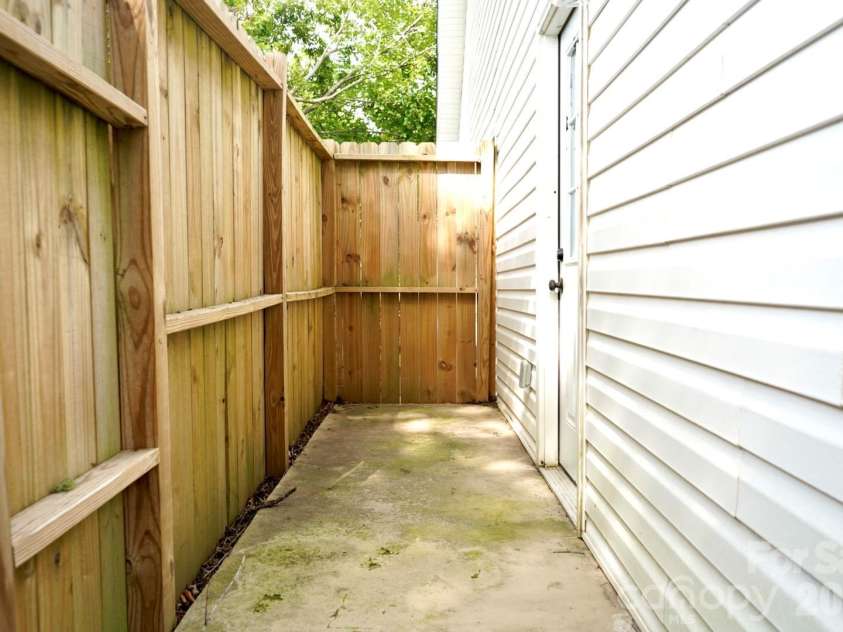 302 Cedar Street, Lancaster, SC 29720.  MLS# CAR4422336, YatesRealty ID 49328. 