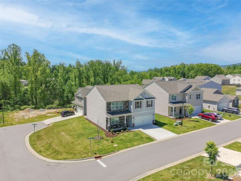 302 woodnettle Lane, Arden, NC 28704.  MLS# CAR4421462, YatesRealty ID 49330. Corner lot
