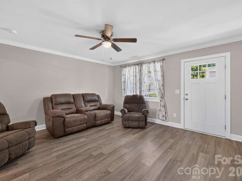 3919 Hemingway Drive, Hickory, NC 28601.  MLS# CAR4420022, YatesRealty ID 49333. 