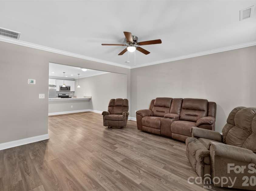 3919 Hemingway Drive, Hickory, NC 28601.  MLS# CAR4420022, YatesRealty ID 49333. 
