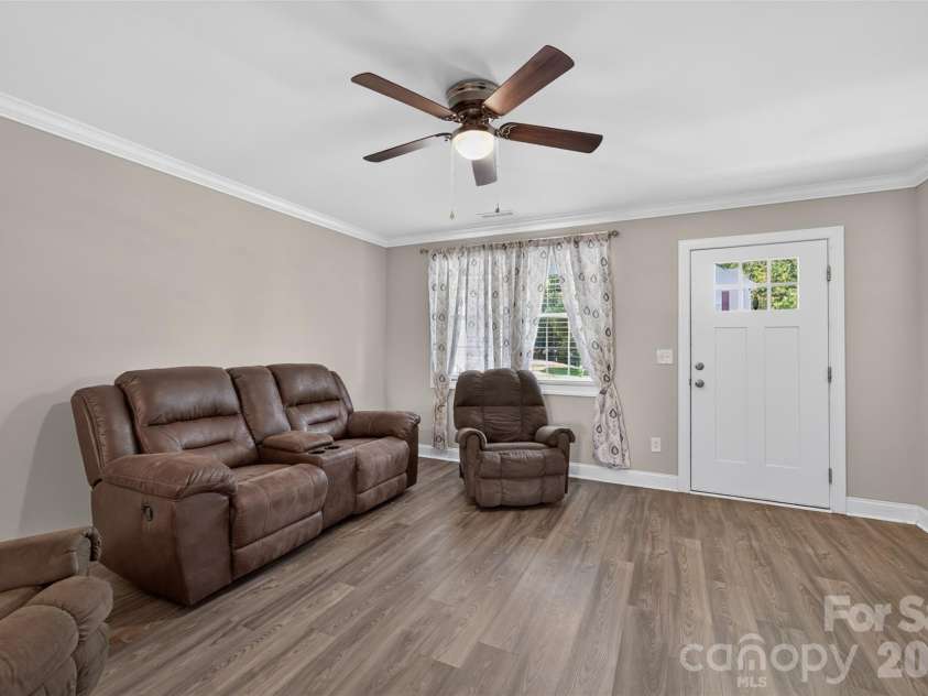 3919 Hemingway Drive, Hickory, NC 28601.  MLS# CAR4420022, YatesRealty ID 49333. 