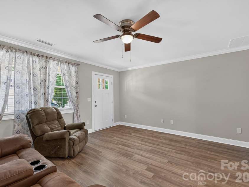 3919 Hemingway Drive, Hickory, NC 28601.  MLS# CAR4420022, YatesRealty ID 49333. 