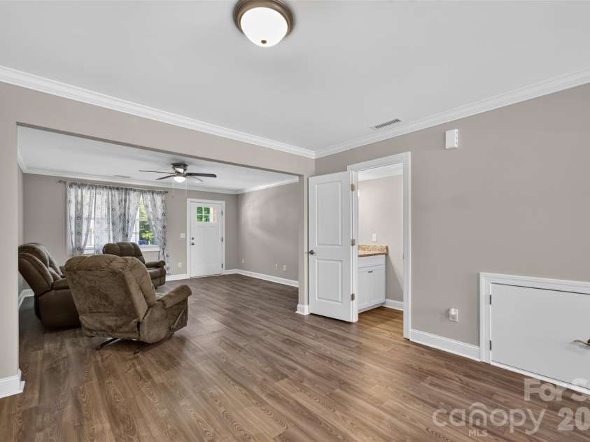 3919 Hemingway Drive, Hickory, NC 28601.  MLS# CAR4420022, YatesRealty ID 49333. 