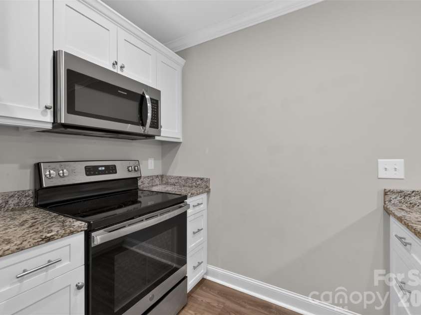 3919 Hemingway Drive, Hickory, NC 28601.  MLS# CAR4420022, YatesRealty ID 49333. 