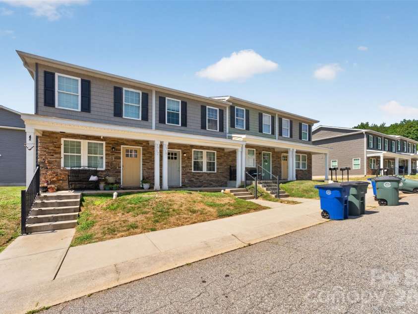 3919 Hemingway Drive, Hickory, NC 28601.  MLS# CAR4420022, YatesRealty ID 49333. 