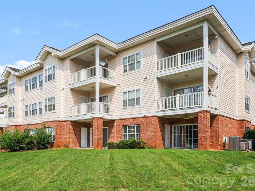 9041 Meadow Vista Road, Charlotte, NC 28213.  MLS# CAR4408061, YatesRealty ID 49344. 