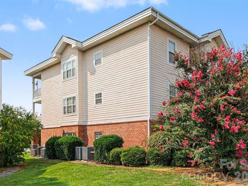 9041 Meadow Vista Road, Charlotte, NC 28213.  MLS# CAR4408061, YatesRealty ID 49344. 