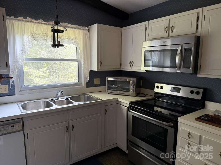 516 Averys Creek Road, Arden, NC 28704.  MLS# CAR4300321, YatesRealty ID 4935. 