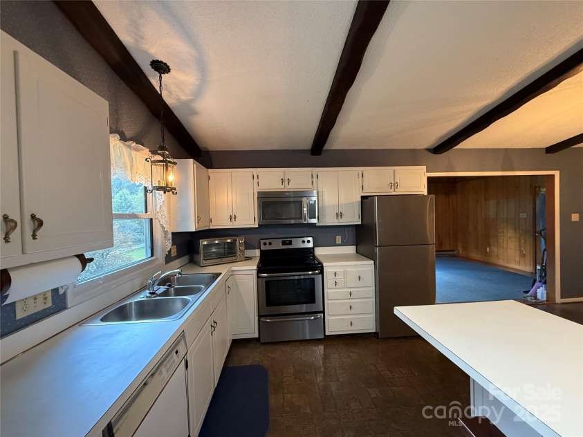 516 Averys Creek Road, Arden, NC 28704.  MLS# CAR4300321, YatesRealty ID 4935.   Ample Cabinet Space