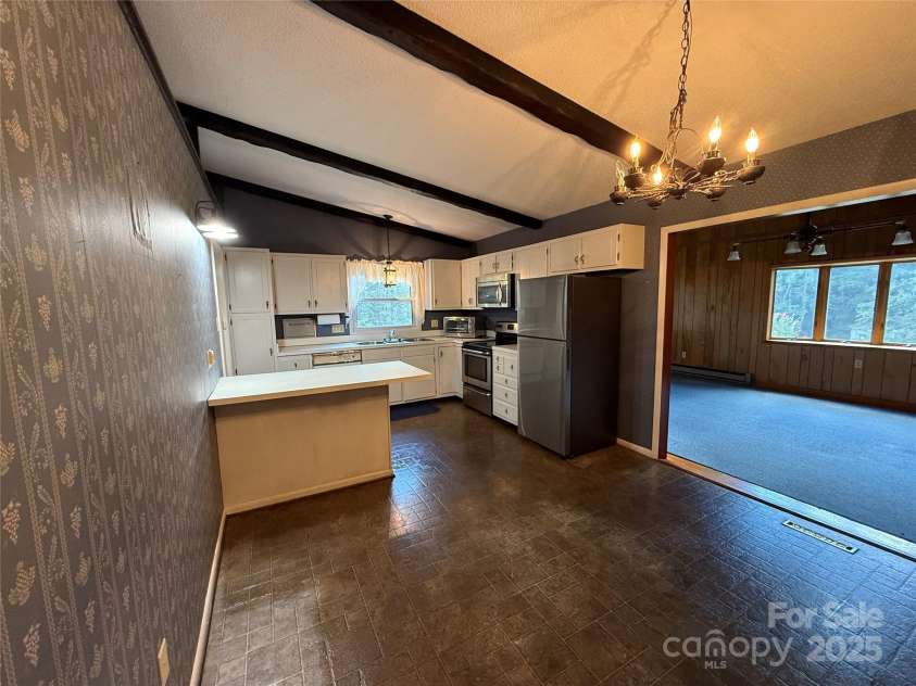 516 Averys Creek Road, Arden, NC 28704.  MLS# CAR4300321, YatesRealty ID 4935.       Breakfast Bar