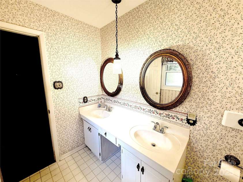 516 Averys Creek Road, Arden, NC 28704.  MLS# CAR4300321, YatesRealty ID 4935. Large Master Bath with Double Vanity