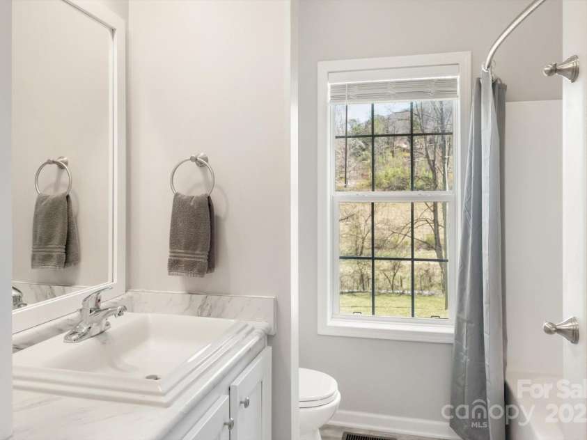 52 Stone Ridge Trail, Mills River, NC 28759.  MLS# CAR4239861, YatesRealty ID 4935. Full hall bathroom w/ 2 vanities