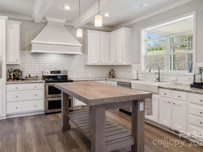 52 Stone Ridge Trail, Mills River, NC 28759.  MLS# CAR4239861, YatesRealty ID 4935. Sleek, open-concept kitchen ft. a large island and ample storage and countertop space.