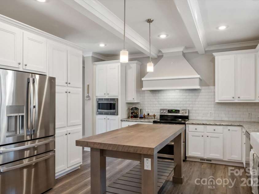 52 Stone Ridge Trail, Mills River, NC 28759.  MLS# CAR4239861, YatesRealty ID 4935. Sleek, open-concept kitchen ft. a large island and ample storage and countertop space.