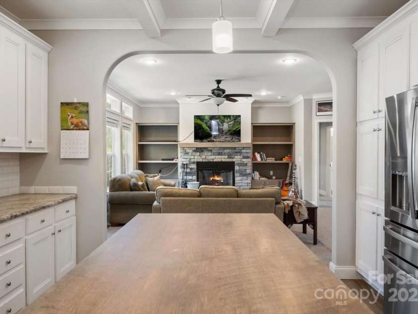 52 Stone Ridge Trail, Mills River, NC 28759.  MLS# CAR4239861, YatesRealty ID 4935. Sleek, open-concept kitchen ft. a large island and ample storage and countertop space.