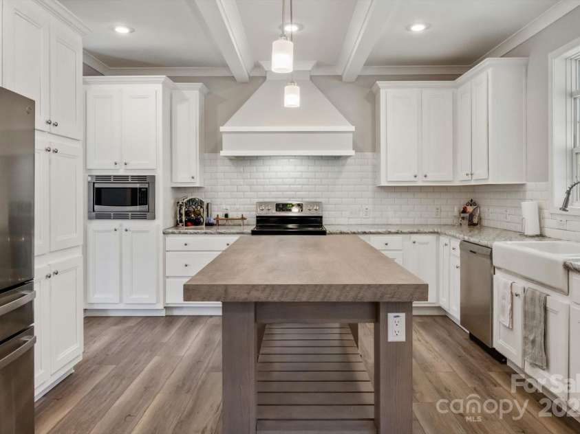 52 Stone Ridge Trail, Mills River, NC 28759.  MLS# CAR4239861, YatesRealty ID 4935. Sleek, open-concept kitchen ft. a large island and ample storage and countertop space.