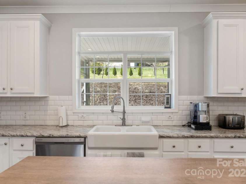 52 Stone Ridge Trail, Mills River, NC 28759.  MLS# CAR4239861, YatesRealty ID 4935. Sleek, open-concept kitchen ft. a large island and ample storage and countertop space.