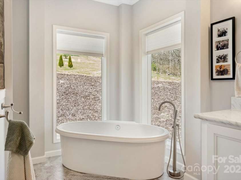 52 Stone Ridge Trail, Mills River, NC 28759.  MLS# CAR4239861, YatesRealty ID 4935. Tub in the primary bathroom