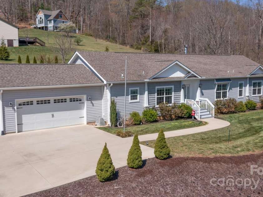 52 Stone Ridge Trail, Mills River, NC 28759.  MLS# CAR4239861, YatesRealty ID 4935. Welcome to this beautiful contemporary gem!