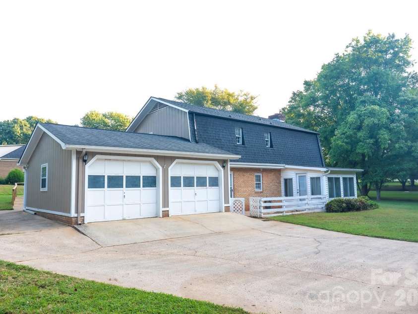 3401 Tracelake Drive, Matthews, NC 28105.  MLS# CAR4417359, YatesRealty ID 49352. Attached garage