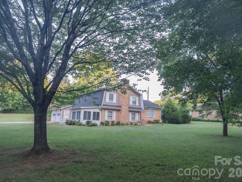 3401 Tracelake Drive, Matthews, NC 28105.  MLS# CAR4417359, YatesRealty ID 49352. Beautiful canopy!
