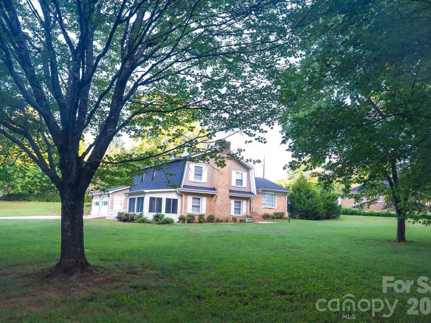 3401 Tracelake Drive, Matthews, NC 28105.  MLS# CAR4417359, YatesRealty ID 49352. Beautiful canopy!