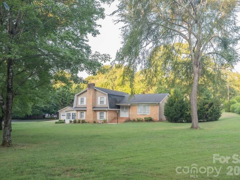 3401 Tracelake Drive, Matthews, NC 28105.  MLS# CAR4417359, YatesRealty ID 49352. Canopy to shade the front yard!